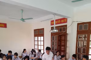 Học sinh được giáo viên hướng dẫn bài tập tại lớp.