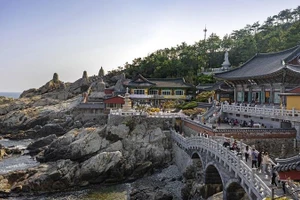 Chùa Haedong Yonggungsa trở thành một trong những điểm tham quan nổi tiếng nhất ở Busan, Hàn Quốc.