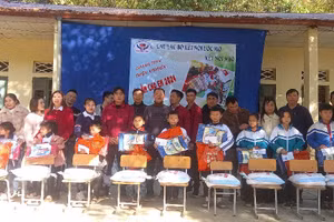Đoàn thiện nguyện trao tặng quà tại điểm trường Chan Chiềng, xã Chiềng Chăn.
