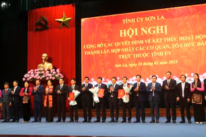 Lãnh đạo tỉnh Sơn La trao quyết định và tặng hoa chúc mừng Đảng bộ các cơ quan Đảng sau khi hợp nhất.