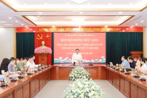 Các thành viên Hội đồng xét tặng danh hiệu thảo luận, đề nghị xét tặng danh hiệu “Nhà giáo ưu tú” cho 44 giáo viên.