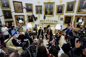 Tổng thống Mỹ Donald Trump (phải) và Tổng thống Ukraine Vladimir Zelensky tại Nhà Trắng, ngày 18/8/2025.