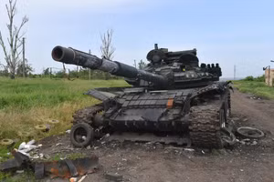 Một chiếc xe tăng Ukraine bị phá hủy ở Donbass.
