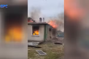 Hiện trường ngôi nhà bị phá hủy sau khi máy bay Ukraine vô tình thả rơi bom trúng nhà dân ở làng Kopyl, vùng Volyn, ngày 11/9/2025.