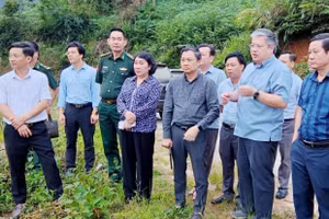 Ông Nguyễn Đình Việt, Chủ tịch UBND Tỉnh Sơn La (người thứ 3 từ phải sang) cùng đoàn công tác khảo sát xây dựng trường học.