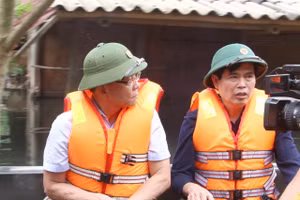 Phó Thủ tướng Lê Thành Long (bên trái) kiểm tra vùng ngập lụt ở bản Phiêng Nghè.