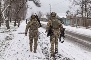 Lực lượng an ninh Ukraine tuần tra trên đường phố.