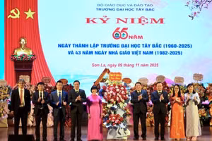 Lãnh đạo tỉnh Sơn La tặng hoa chúc mừng Trường Đại học Tây Bắc.