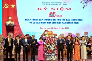 Lãnh đạo tỉnh Sơn La tặng hoa chúc mừng Trường Đại học Tây Bắc.
