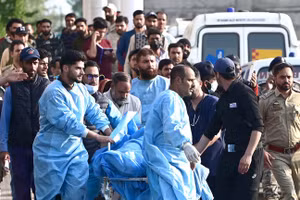 Nhân viên y tế đưa một du khách bị thương đến bệnh viện trong vụ tấn công khủng bố ở Kashmir, Ấn Độ, ngày 22/4/2025.