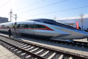 Nguyên mẫu tàu cao tốc CR450AF được trưng bày trên đường ray ở Bắc Kinh.