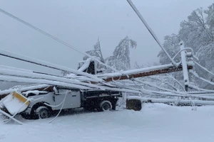 Mỹ đang phải hứng chịu những trận bão tuyết lớn nhiều tuyến đường bị đóng cửa.