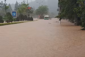 Mưa lớn gây ngập sâu tuyến đường Trung tâm huyện Quỳnh Nhai cũ (ngày 15/7/2023).