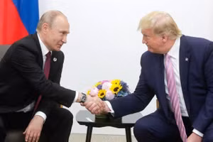 Cựu Tổng thống Mỹ Donald Trump (phải) gặp Tổng thống Nga Vladimir Putin tại hội nghị thượng đỉnh G20 tại Osaka, Nhật Bản, ngày 28/6/2019.