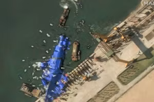 Ảnh vệ tinh tiết lộ Triều Tiên triển khai vật thể lạ tới tàu chiến gặp nạn.