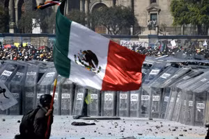 Đụng độ nổ ra trong cuộc biểu tình của thế hệ Z ở Mexico, ngày 15/11/2025.