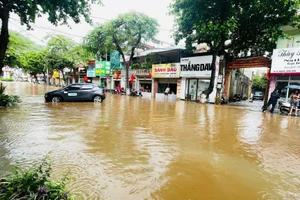 Đường Nguyễn Lương Bằng, thành phố Sơn La bị ngập sâu.