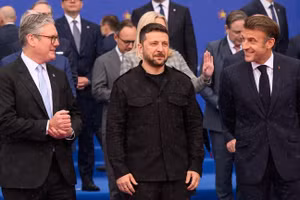 Thủ tướng Anh Keir Starmer (trái), Tổng thống Ukraine Vladimir Zelensky (giữa) và Tổng thống Pháp Emmanuel Macron.