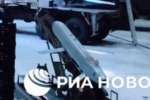 Tên lửa S8000 Banderol được gắn trên một bệ phóng mặt đất mới.