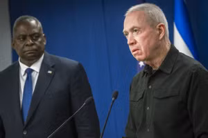 Bộ trưởng Quốc phòng Mỹ Lloyd Austin (trái) và người đồng cấp Israel Yoav Gallant.