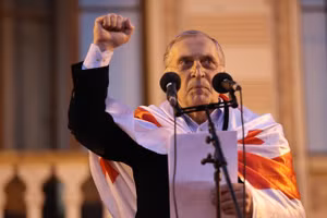 Ca sĩ opera, Paata Burchuladze, người Gruzia bị cáo buộc kích động bạo loạn và âm mưu lật đổ chính phủ.