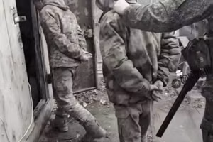 Binh sĩ Ukraine đầu hàng ở Pokrovsk.