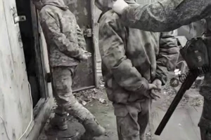 Binh sĩ Ukraine đầu hàng ở Pokrovsk.