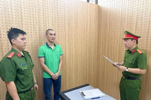 Lực lượng Công an đọc Quyết định khởi tố vụ án hình sự đối với Nguyễn Anh Thế. Ảnh: TG