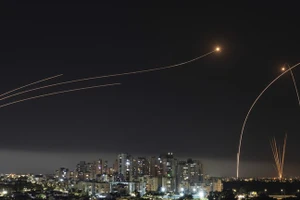 Hệ thống phòng thủ tên lửa Iron Dome của Israel bắn tên lửa đánh chặn.