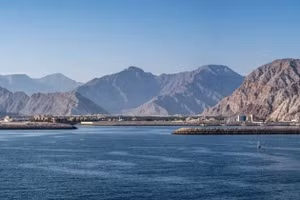 Iran tuyên bố không mở eo biển Hormuz cho tàu thuyền Mỹ và Israel.