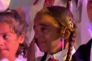 Những đứa trẻ Gaza mất cha mẹ tham dự lễ tốt nghiệp với nước mắt lưng tròng.