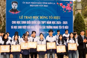 Lãnh đạo Ban Tuyên giáo - Dân vận Tỉnh ủy Sơn La trao Giấy khen cho học sinh đạt giải ba tại kỳ thi chọn học sinh giỏi quốc gia.