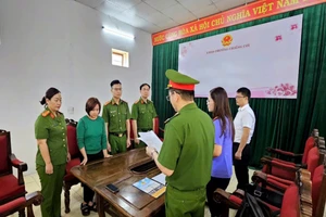 Lực lượng chức năng đọc lệnh khởi tố bị can, bắt tạm giam Nguyễn Thị Thùy Dương.