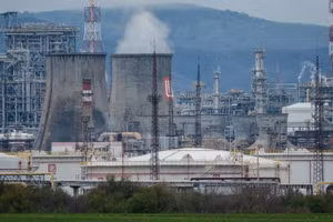 Các cuộc tấn công của Ukraine vào các cơ sở năng lượng của Nga đang góp phần làm tăng giá dầu ở Mỹ, châu Âu và châu Á.