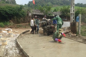 Người dân góp công xây dựng nông thôn mới.