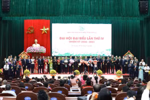 Các đại biểu tặng hoa chúc mừng đại hội.
