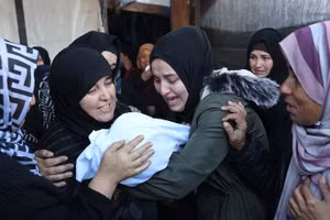 Israel bị cáo buộc nổ súng vào một điểm phân phối viện trợ nhân đạo ở Nam Gaza khiến hàng chục người thiệt mạng, ngày 1/6/2025.