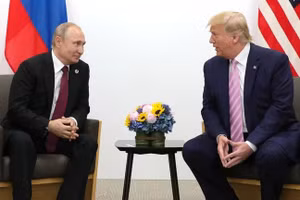 Tổng thống Nga Vladimir Putin (trái) và cựu Tổng thống Mỹ Donald Trump.