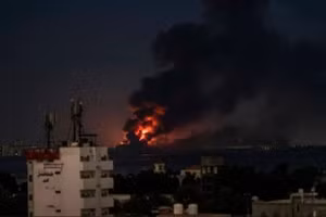 Liên quân do Saudi Arabia dẫn đầu tấn công cảng Hodeidah do lực lượng Houthi kiểm soát ở Yemen, ngày 25/7/2026.