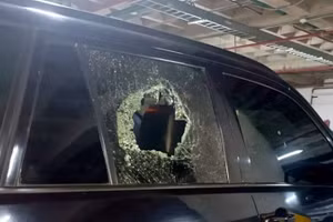 Xe chở tổng thống Ecuador và các nhà ngoại giao nước ngoài bị tấn công ở tỉnh Imbabura, ngày 28/9/2025.