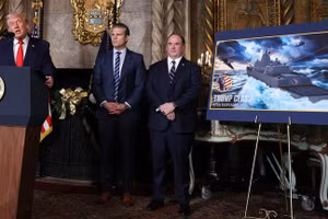 Tổng thống Mỹ Donald Trump (trái), Bộ trưởng Chiến tranh Pete Hegseth (giữa) và Bộ trưởng Hải quân John Phelan.