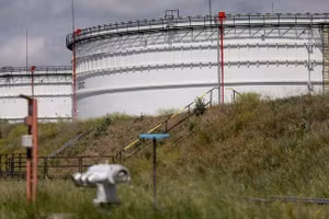 Các bể chứa dầu tại một nhà máy lọc dầu ở Szazhalombatta, Hungary.