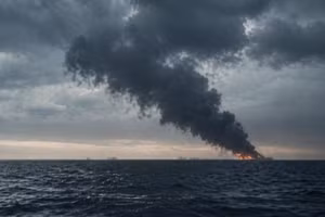 Một tàu chở hàng bốc cháy ở Biển Đen gần Odessa, ngày 29/4/2026.