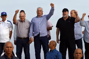 Tổng thống Cuba Miguel Diaz-Canel (giữa).