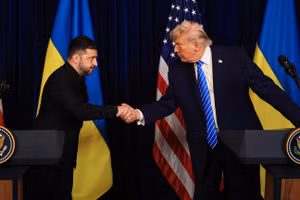Tổng thống Mỹ Donald Trump (phải) và Tổng thống Ukraine Vladimir Zelensky.