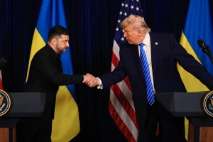 Tổng thống Mỹ Donald Trump (phải) và Tổng thống Ukraine Vladimir Zelensky.