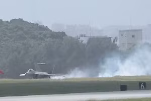 Máy bay chiến đấu F-22 Raptor của không quân Mỹ gặp sự cố xẹp lốp bánh lái khi cất cánh.