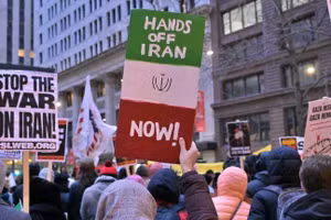 Người biểu tình tập trung ở thành phố Chicago, bang Illinois, để phản đối chiến dịch quân sự chung của Mỹ và Israel nhằm vào Iran.