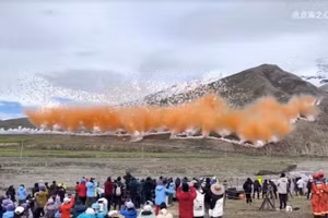 Màn trình diễn pháo hoa của nghệ sĩ Cai Guo-Qiang, hợp tác với thương hiệu quần áo Arc'teryx, ở dãy Himalaya, đã vấp phải sự chỉ trích từ các nhà hoạt động vì khí hậu.