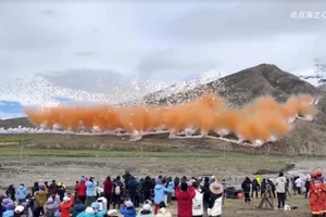 Màn trình diễn pháo hoa của nghệ sĩ Cai Guo-Qiang, hợp tác với thương hiệu quần áo Arc'teryx, ở dãy Himalaya, đã vấp phải sự chỉ trích từ các nhà hoạt động vì khí hậu.
